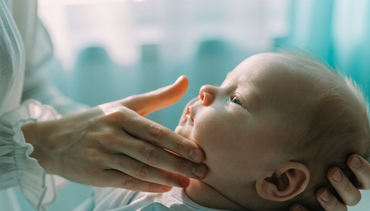 Parent utilisant du sérum physiologique en douceur pour le nez de bébé